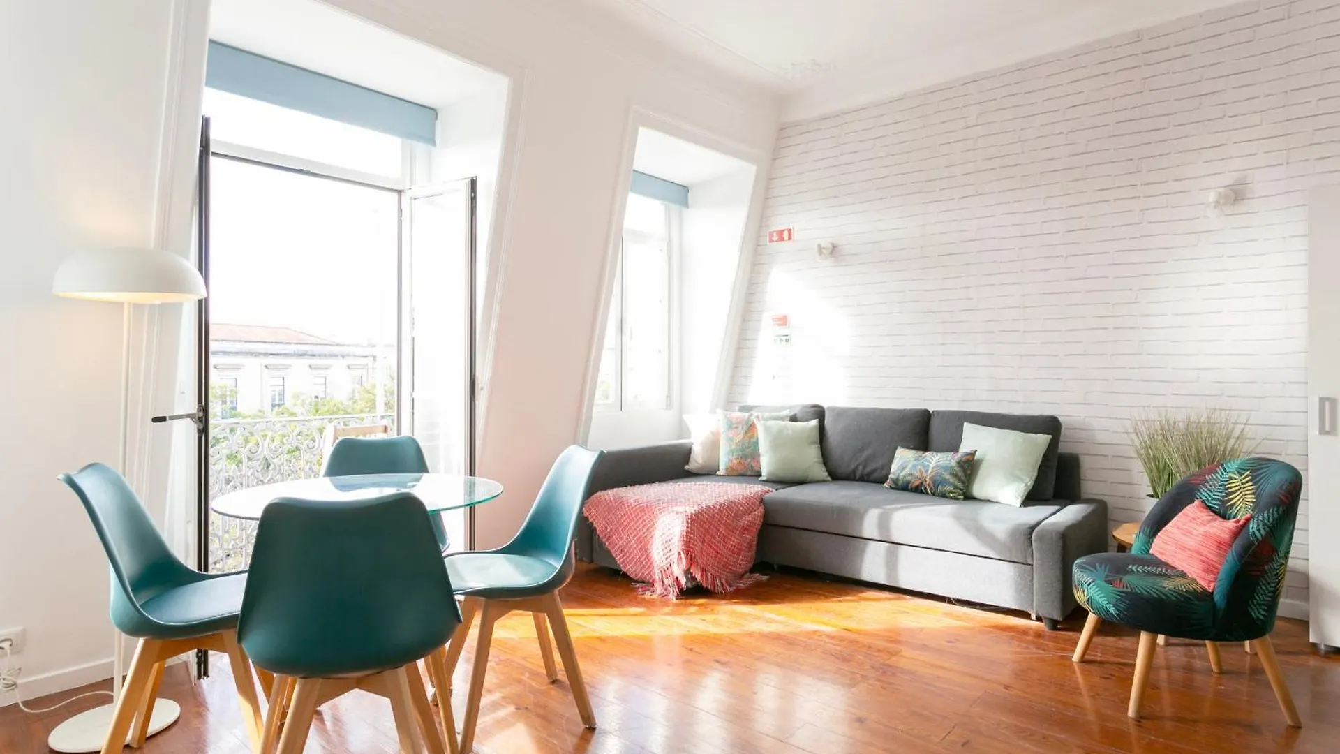 Cozy 1Bdr Penthouse With Balcony! Apartment Lisbon